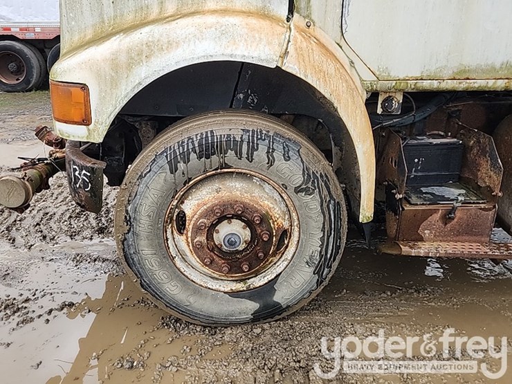 1989-international-7100-image-10