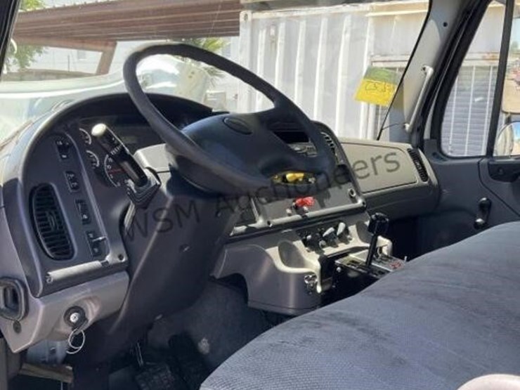 2007-freightliner-m2-106-image-23