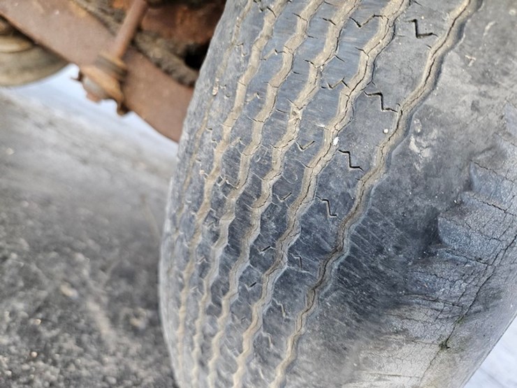 #33-•-1952-chevrolet-styleline-deluxe-sedan-image-45