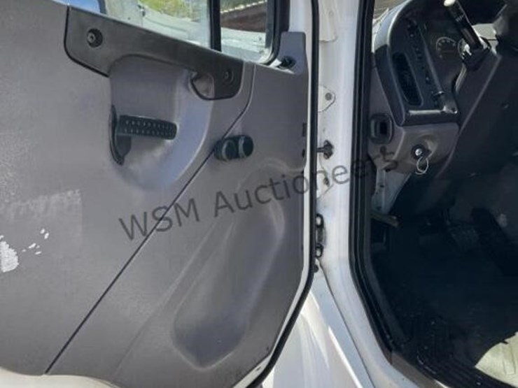 2007-freightliner-m2-106-image-24