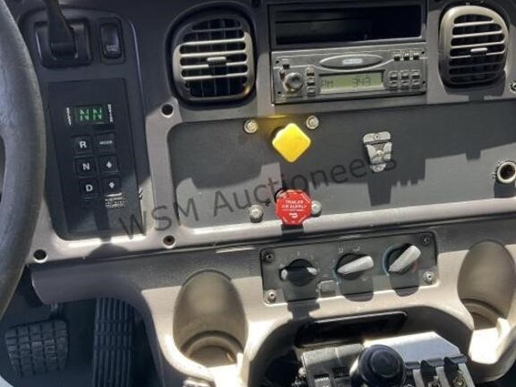 2007-freightliner-m2-106-image-21