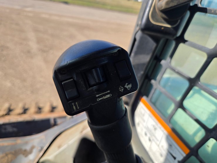 2013-bobcat-s750-image-9
