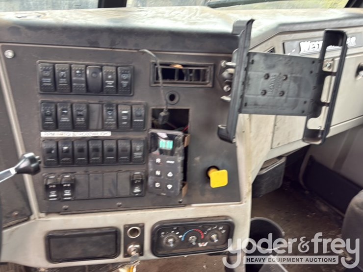 2015-western-star-4700sb-image-31