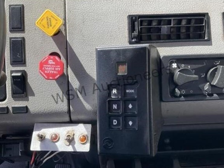 2002-freightliner-fl70-image-19