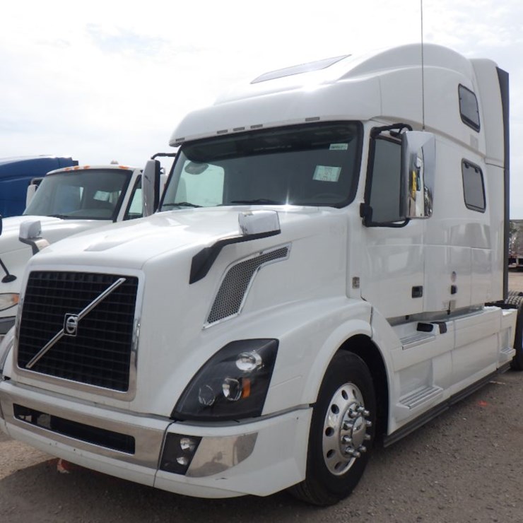 2017 VOLVO VNL780