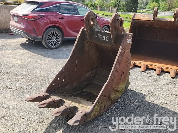 pemberton-30"-bucket-to-suit-komatsu-pc30,-3-1/2"-pin-image-1