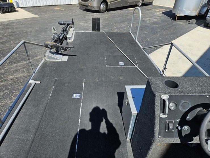 #22-•-clark-19'-flat-bottom-fishing-boat-image-44