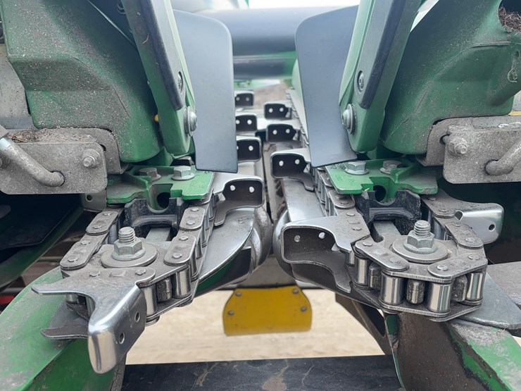 2022-john-deere-c12r-image-16