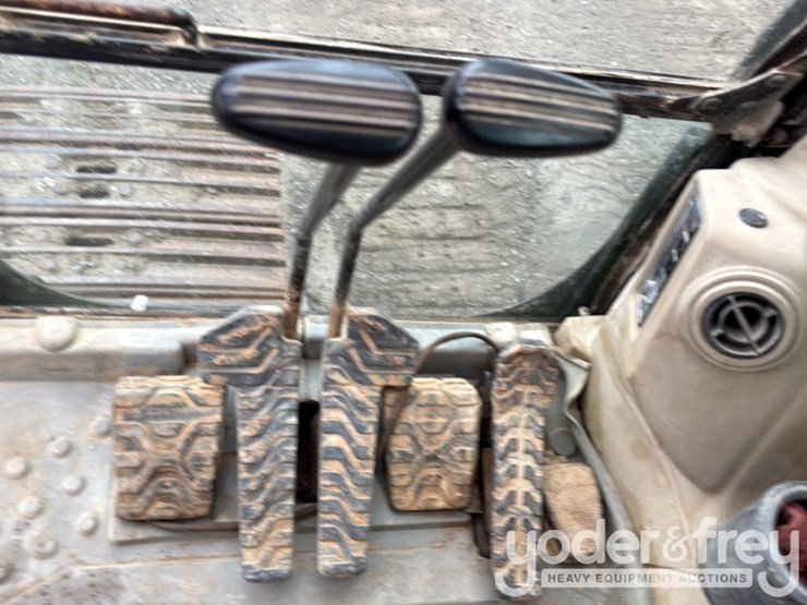 2005-caterpillar-330-image-40