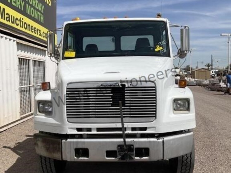 2002-freightliner-fl70-image-3