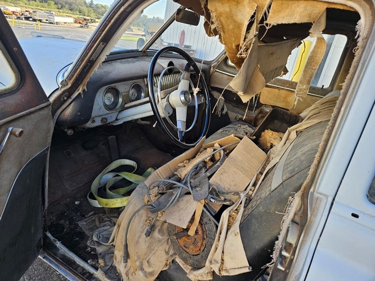 #33-•-1952-chevrolet-styleline-deluxe-sedan-image-23