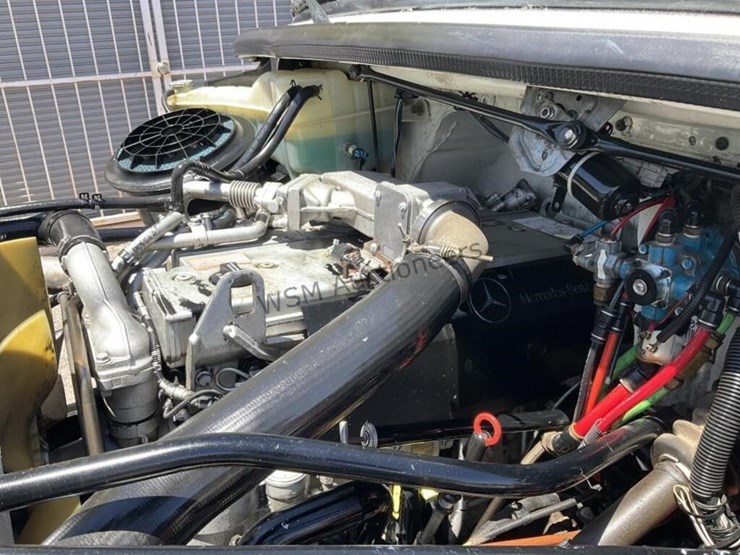 2007-freightliner-m2-106-image-11