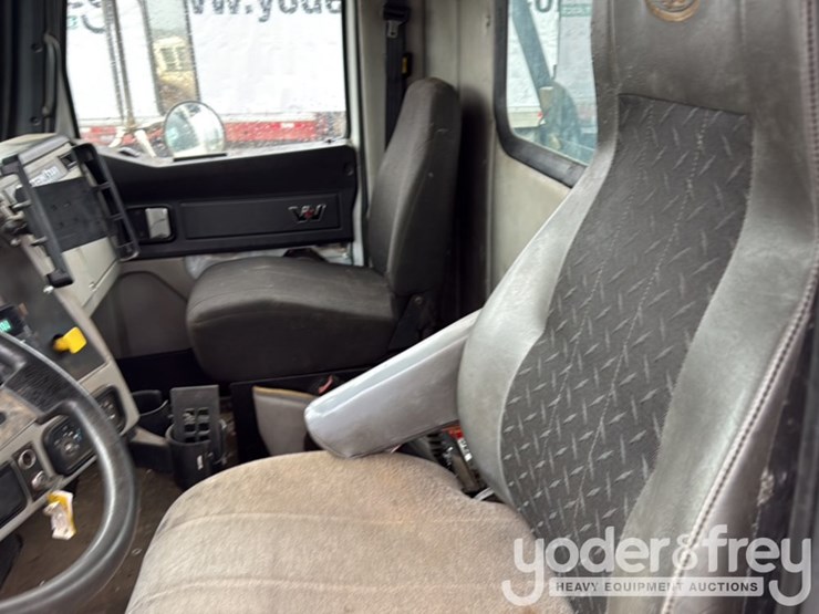 2015-western-star-4700sb-image-29