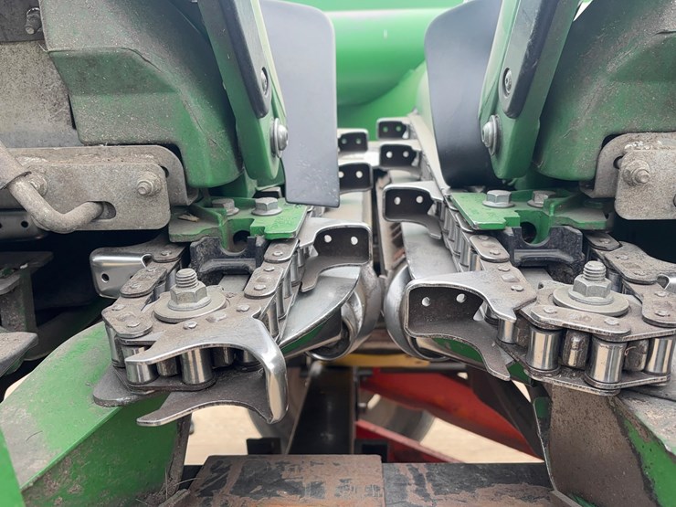 2022-john-deere-c12r-image-15