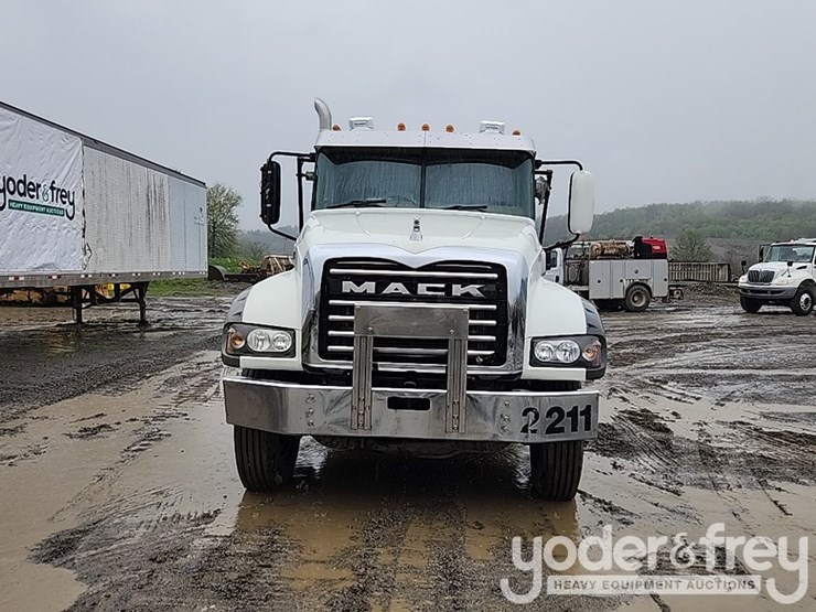 2010-mack-gu713-image-11