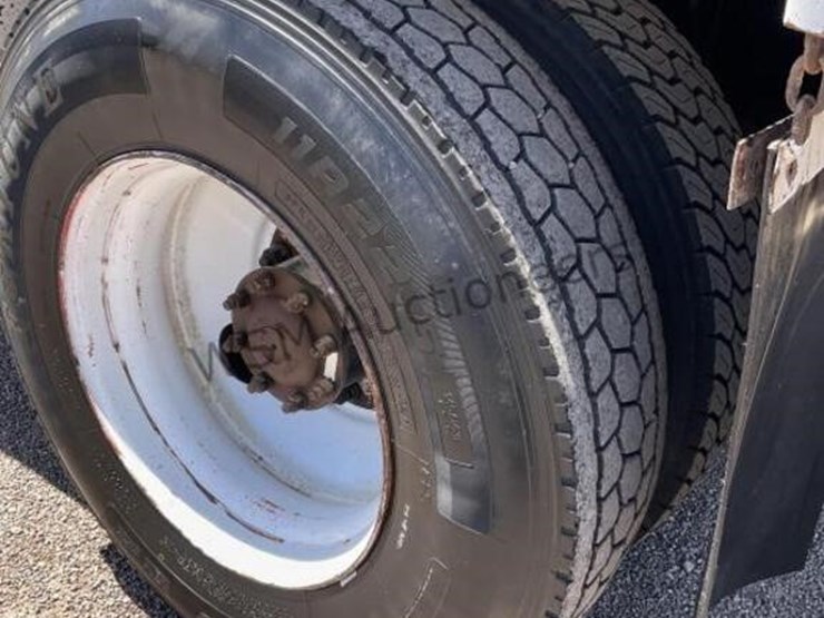 2007-freightliner-m2-106-image-8