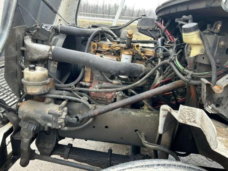 2004-freightliner-fl80-image-31