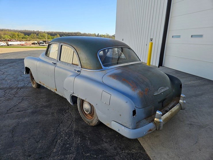 #33-•-1952-chevrolet-styleline-deluxe-sedan-image-3