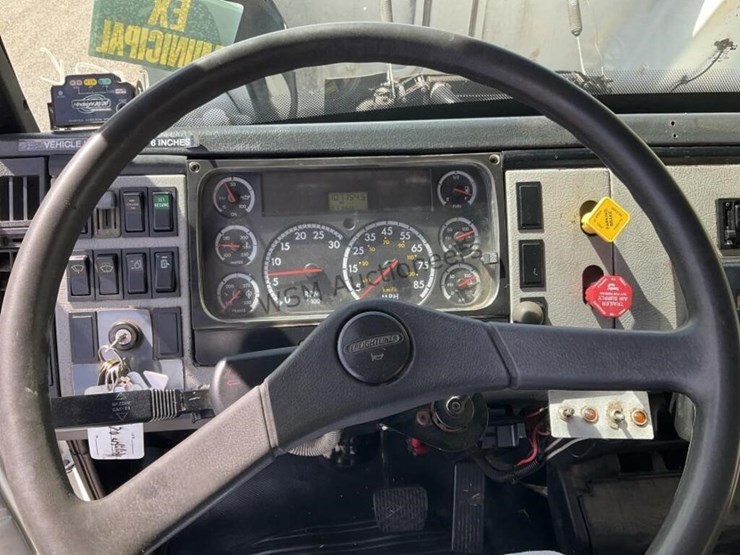 2002-freightliner-fl70-image-17