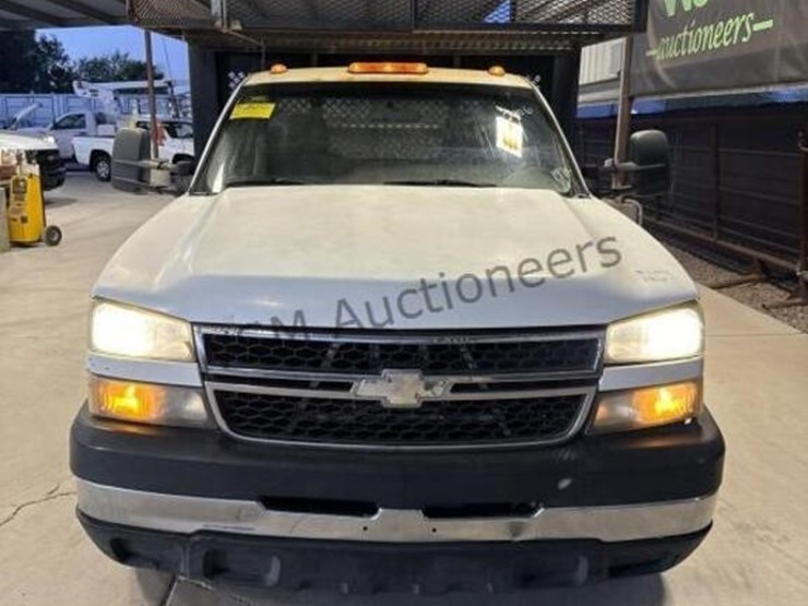 2006-chevrolet-silverado-3500-image-3