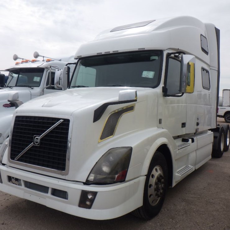 2015 VOLVO VNL780