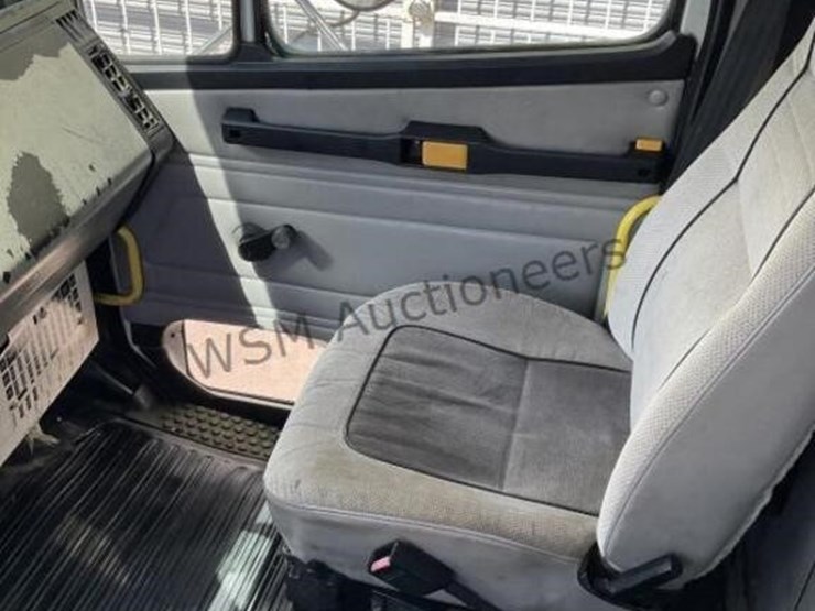 2002-freightliner-fl70-image-21