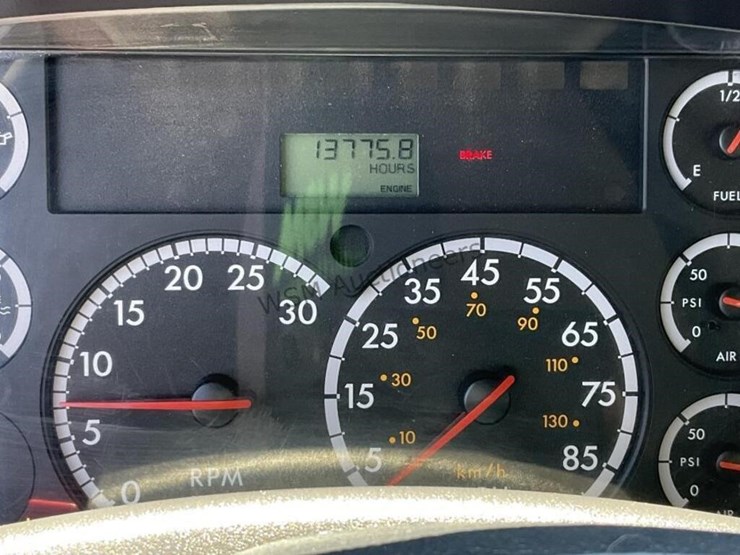 2007-freightliner-m2-106-image-19