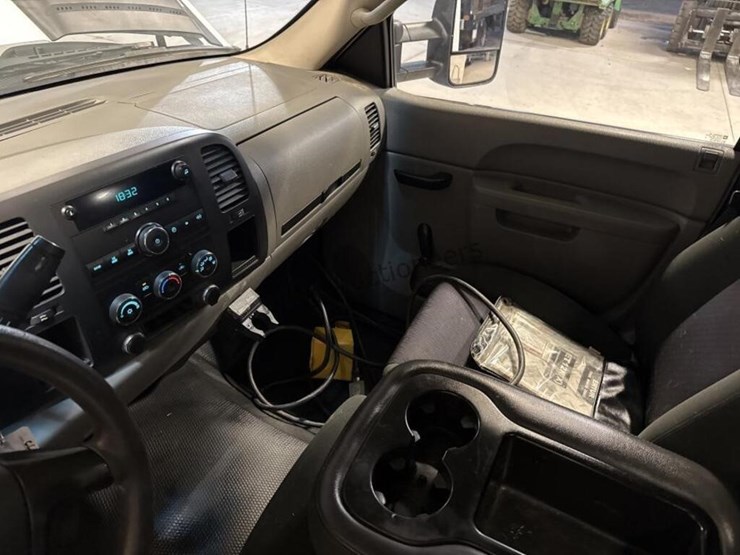 2012-chevrolet-silverado-3500-image-26