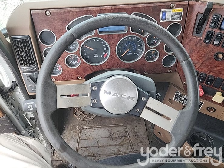 2010-mack-gu713-image-31