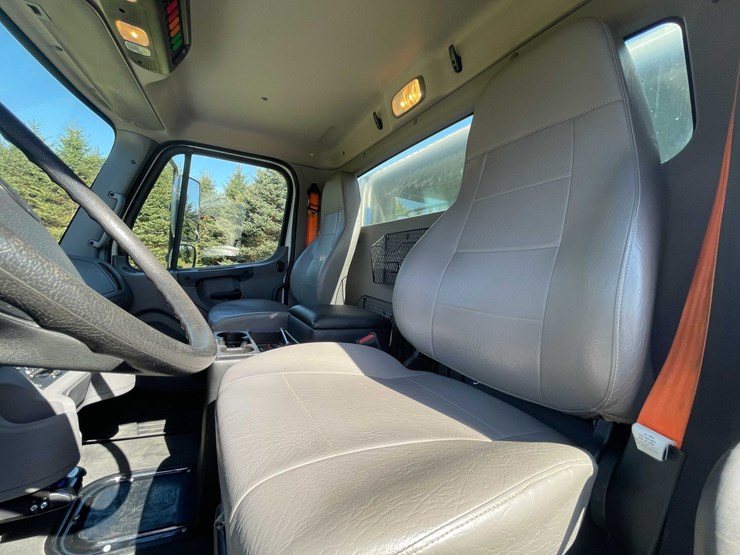 2020-freightliner-m2-106-image-55