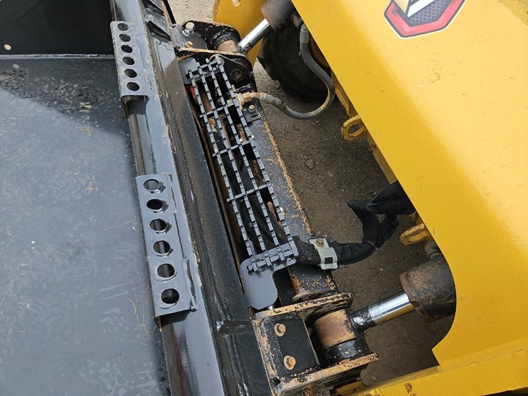 2022-caterpillar-246d3-image-17