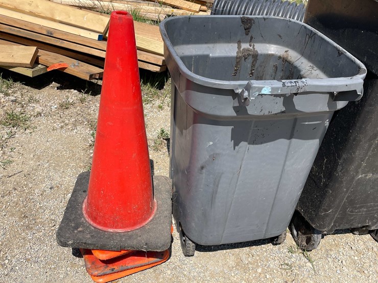 #7465-•-garbage-cans-image-2