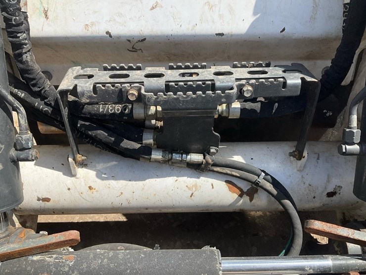 2021-bobcat-t870-image-12