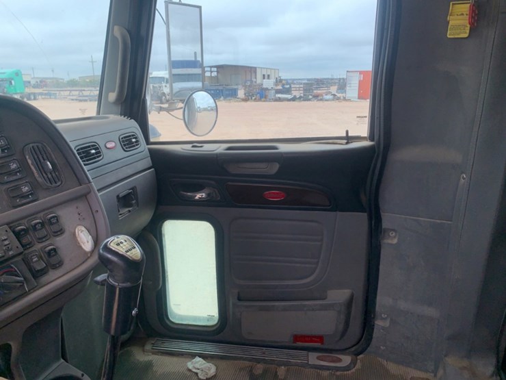 2013-peterbilt-367-image-16