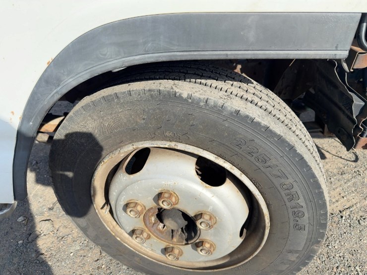 2004-gmc-w5500-image-11