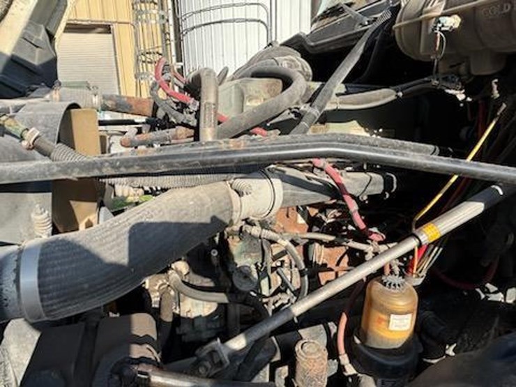 #139-•-2006-freightliner-columbia-day-cab-semi-truck-image-5