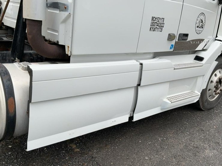 #137-•-2009-volvo-isx-semi-truck-image-59