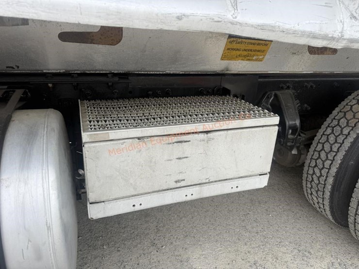 2014-freightliner-108sd-image-18