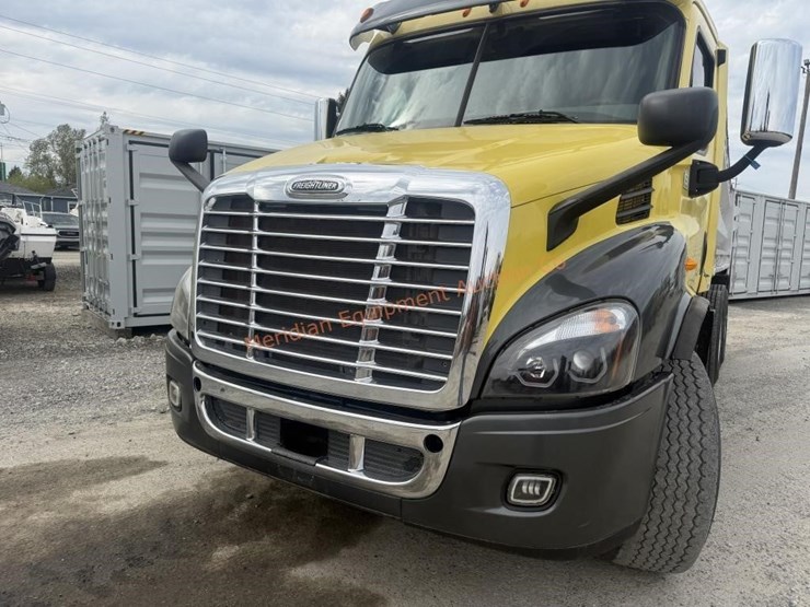 2014-freightliner-108sd-image-14