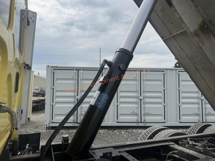 2014-freightliner-108sd-image-53