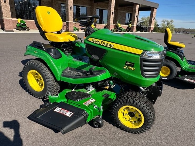 2022-john-deere-x758-image-4