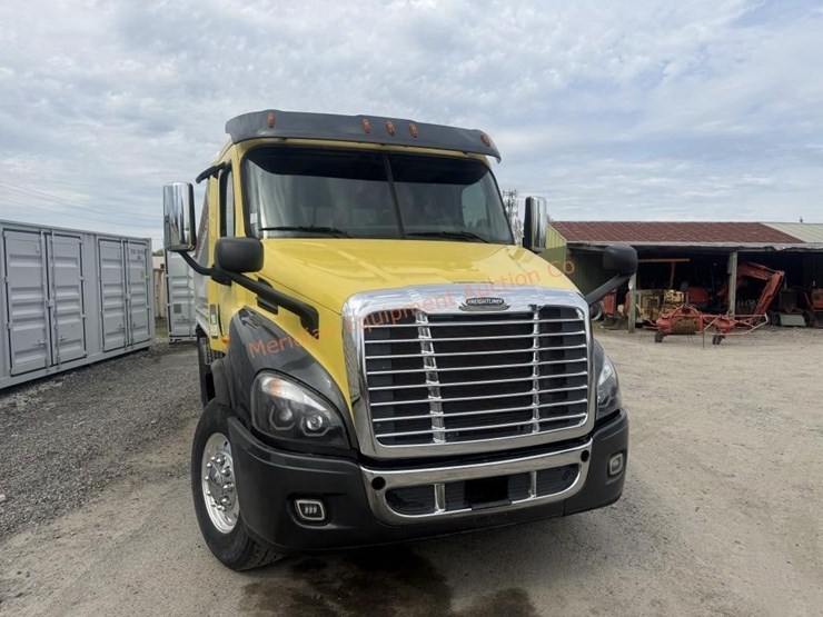 2014-freightliner-108sd-image-13