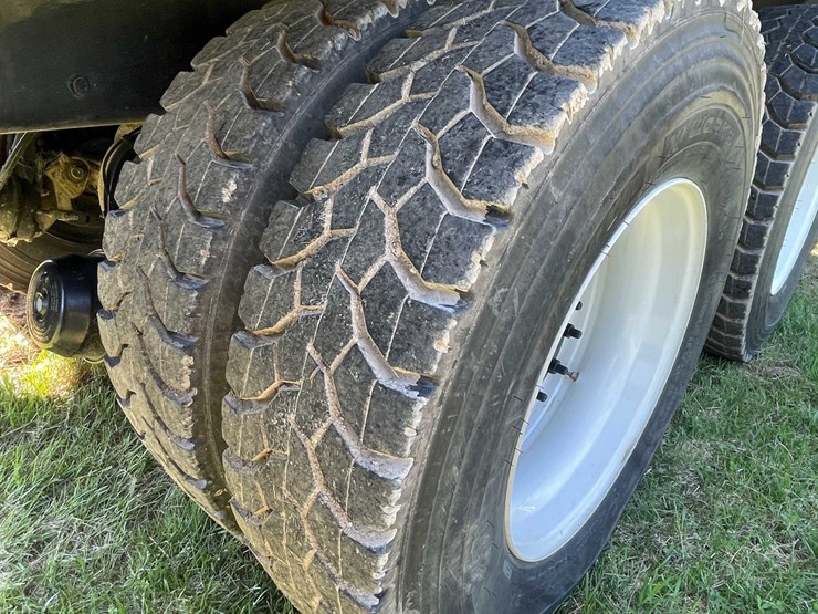 2020-freightliner-m2-106-image-36