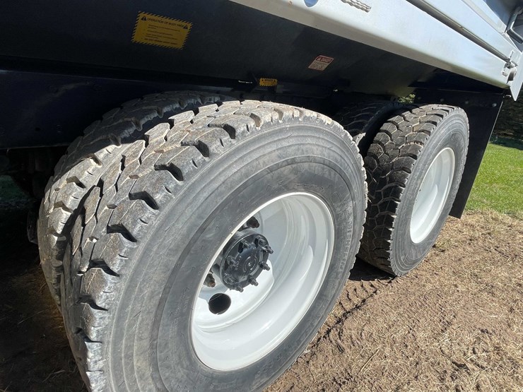 2020-freightliner-m2-106-image-20