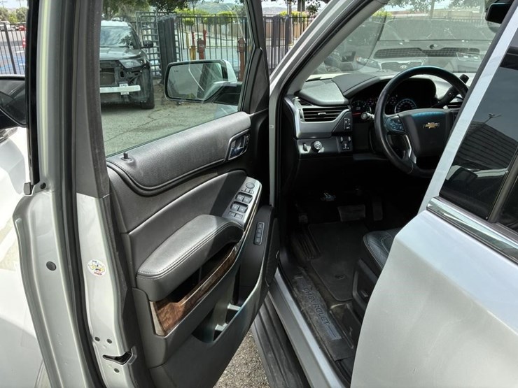 2017-chevrolet-tahoe-lt-image-13
