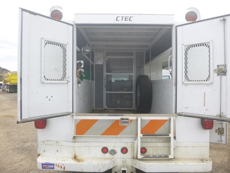 2002-chevrolet-3500-image-15