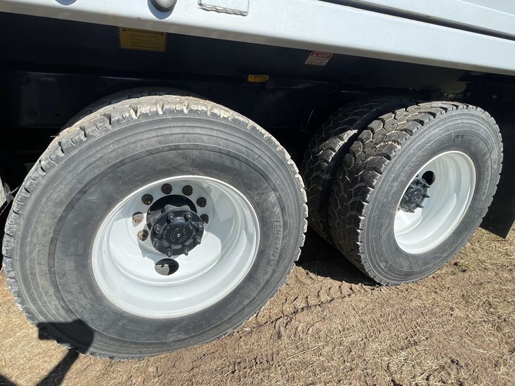 2020-freightliner-m2-106-image-21