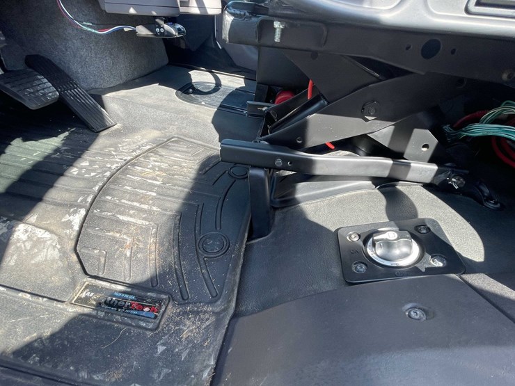 2020-freightliner-m2-106-image-70