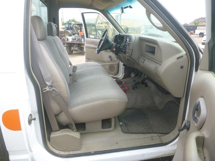 2002-chevrolet-3500-image-18