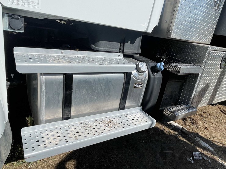 2020-freightliner-m2-106-image-14